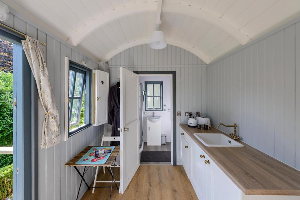 Hawthorn Hut Kilkenny Glamping At Jenkinstown House Hotel Jenkinstown Park Exterior photo